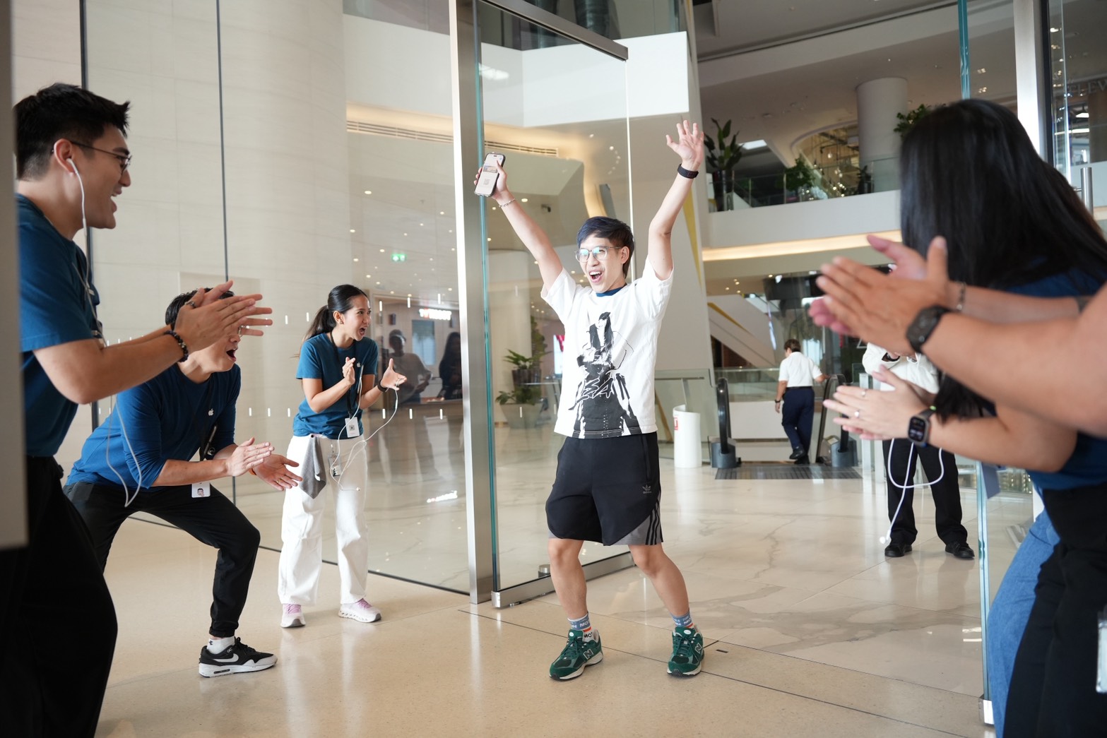 สัมผัสประสบการณ์ใหม่ก่อนใคร! Apple Store ไอคอนสยาม ต้อนรับการวางจำหน่าย iPhone Duo อย่างเป็นทางการแล้ววันนี้